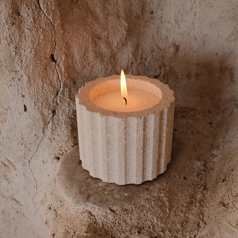 Bougie Post Tenebras Lux — teinte ambre brun
