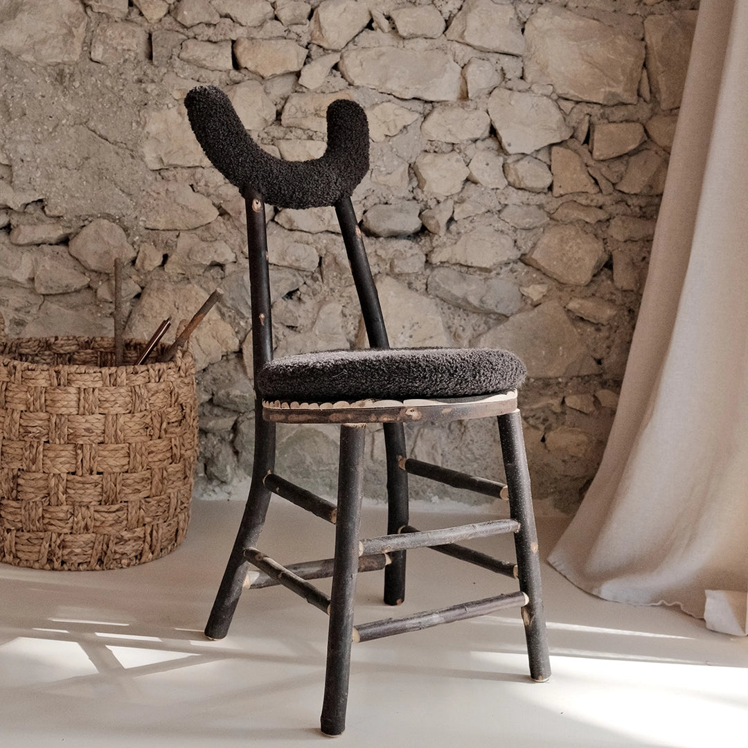 Chaise Totem — dossier lune, galette indoor noire